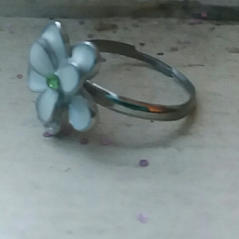 A flower ring that opens and closes to your size